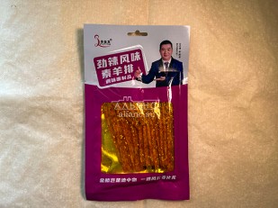 Японские снеки и крекеры: Мучные полоски МАЛИНОВЫЕ со вкусом острых бараньих рёбрышек 76 гр